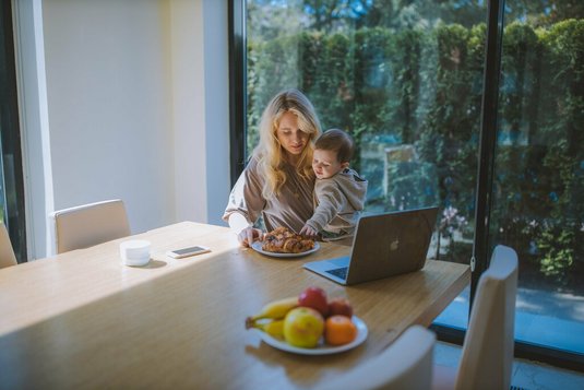 Mutter mit Kind im Home Office