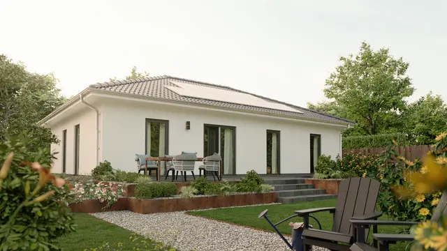 Bungalow 110 mit großzügiger Fensterfront und Gartenblick Bungalow 110 mit Walmdach und weiter Fensterfront, Blick vom Garten