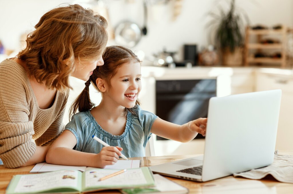 Immobilien online gemeinsam präsentieren und verkaufen Mutter und Tochter nutzen Laptop zur digitalen Immobilienvermarktung mit visueller Präsentation und zielgerichteter Ansprache